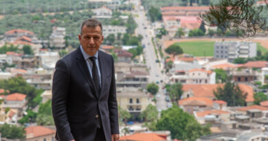 Ανεξαρτητοποιήθηκε ο Δελμούζος μετά την αντικατάστασή του από την Αραβαντινού. Χαρακτηρίζει “πολιτικό πραξικόπημα” την απόφαση Σπανού