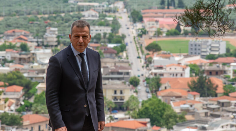 Ανεξαρτητοποιήθηκε ο Δελμούζος μετά την αντικατάστασή του από την Αραβαντινού. Χαρακτηρίζει “πολιτικό πραξικόπημα” την απόφαση Σπανού
