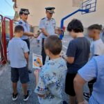 Στερεά Ελλάδα: Αστυνομικοί διένειμαν φυλλάδια κυκλοφοριακής αγωγής έξω από δημοτικά σχολεία