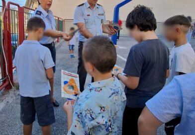 Στερεά Ελλάδα: Αστυνομικοί διένειμαν φυλλάδια κυκλοφοριακής αγωγής έξω από δημοτικά σχολεία